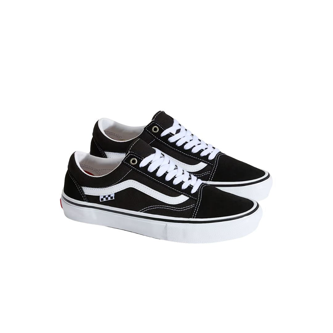 Par de zapatillas Vans Skate Old Skool black white en vista tres cuartos sobre fondo blanco.