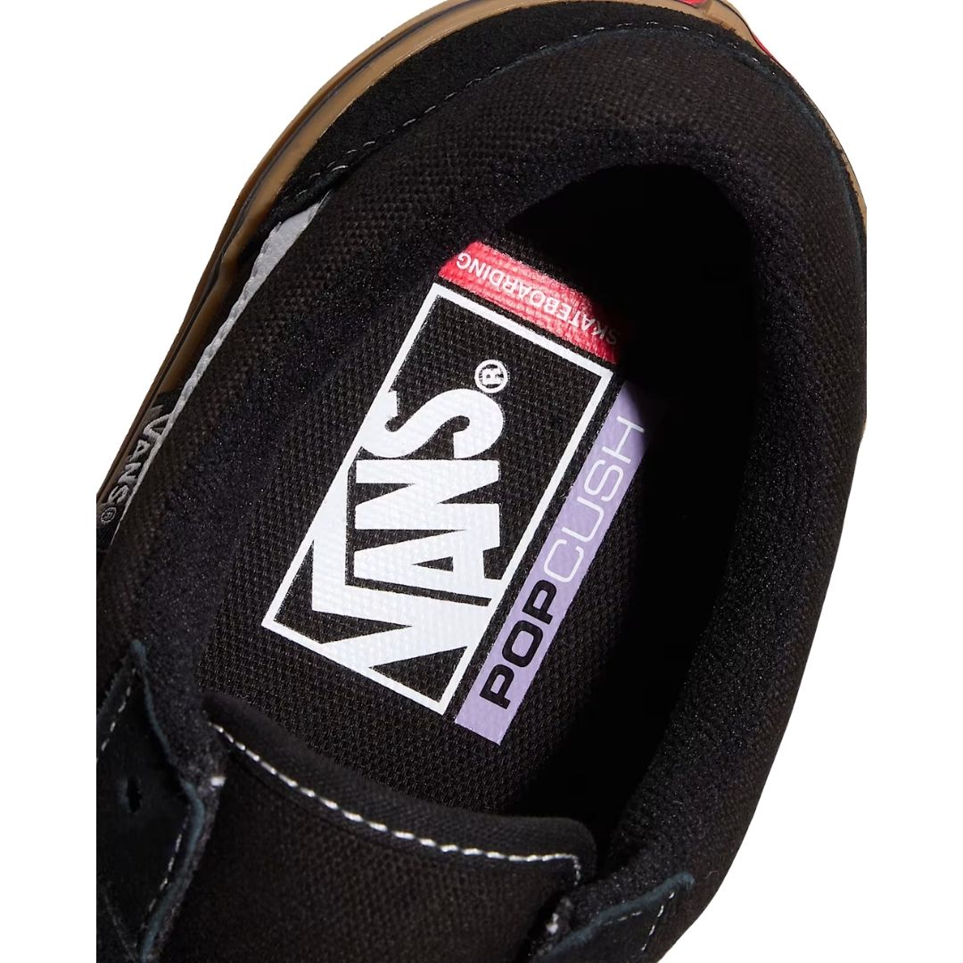 Vans Skate Old Skool negra: vista interior de la zapatilla mostrando la etiqueta Vans con tecnología de amortiguación POPCUSH y el logo "Skateboarding" en la lengüeta.