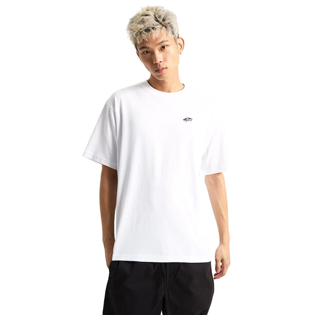 Modelo vistiendo camiseta Vans Style 76 II Loose SS Tee blanca con logo negro en el pecho y corte holgado.