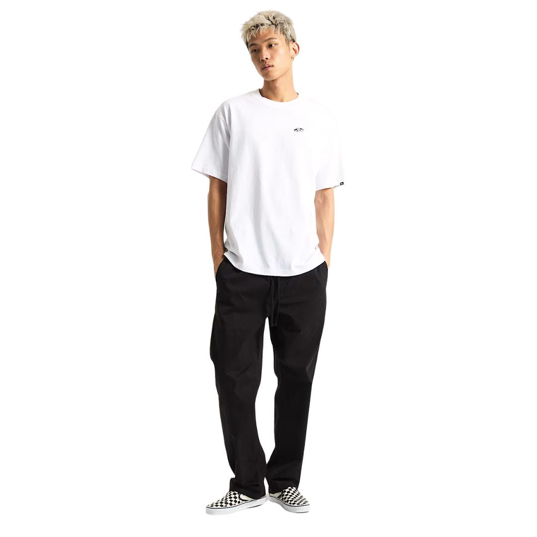 Camiseta Vans Style 76 II Loose SS Tee blanca con logo negro Off The Wall en el pecho y pantalones negros.