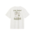 Camiseta Vans Trashy en color Marshmallow vista de espalda, con estampado grande serigrafiado de un mapache en un contenedor de basura y el texto STAY TRASHY en verde oliva.