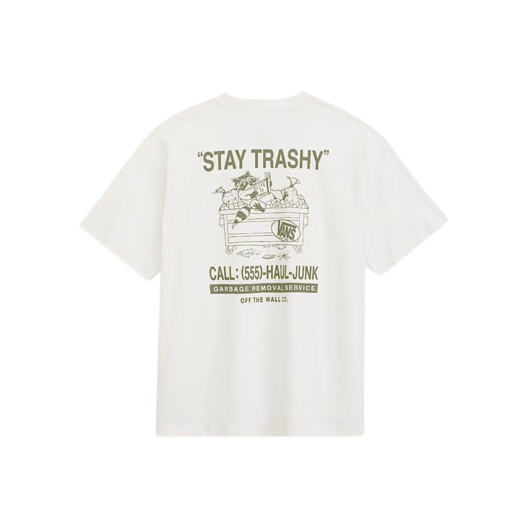 Camiseta Vans Trashy en color Marshmallow vista de espalda, con estampado grande serigrafiado de un mapache en un contenedor de basura y el texto STAY TRASHY en verde oliva.