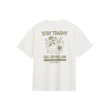 Camiseta Vans Trashy en color Marshmallow vista de espalda, con estampado grande serigrafiado de un mapache en un contenedor de basura y el texto STAY TRASHY en verde oliva.