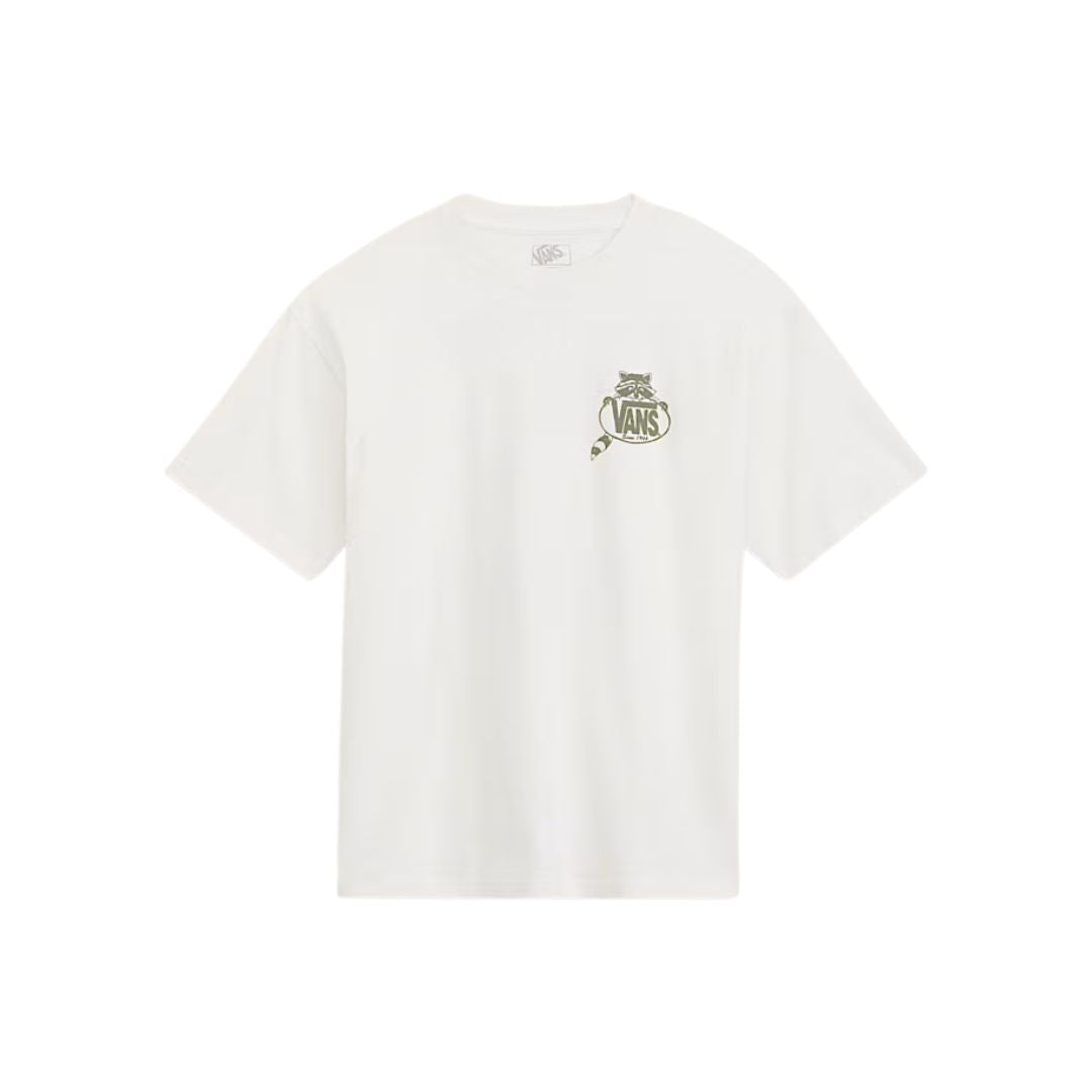 Camiseta Vans Trashy en color Marshmallow vista de frente, con un pequeño estampado de mapache junto al logo VANS Since 1966 bordado en tono verde oliva sobre el pecho izquierdo.