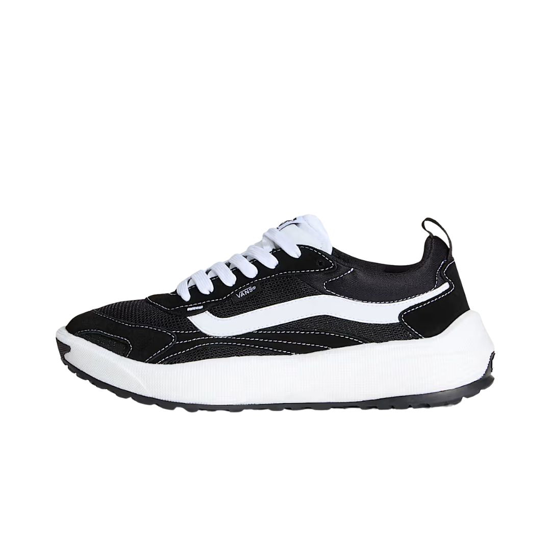 Vans UltraRange Neo 2.0 Oatmeal vista lateral individual, zapatilla ligera de caña baja con malla transpirable, puntera más ancha y suela de goma regenerativa.