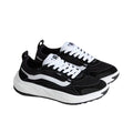 Vans UltraRange Neo 2.0 Oatmeal vista lateral en par, zapatillas negras con media suela blanca, cordones blancos, paneles de ante reforzado y malla transpirable RPET.