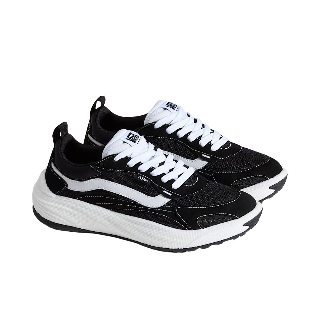 Vans UltraRange Neo 2.0 Oatmeal vista lateral en par, zapatillas negras con media suela blanca, cordones blancos, paneles de ante reforzado y malla transpirable RPET.