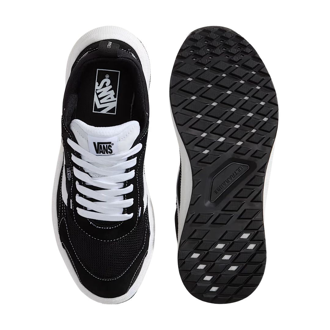 Vans UltraRange Neo 2.0 Oatmeal vista superior y suela exterior, zapatilla con cordones blancos, cuello acolchado y suela de goma regenerativa con tracción todoterreno.