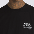 Cuello de la Camiseta Vans Wrenched SS Black con el logo de Vans Off the wall y una llave inglesa en el pecho