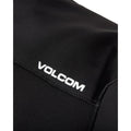 Detalle logo Volcom en espalda traje neopreno 2/2mm L/S Fullsuit negro.
