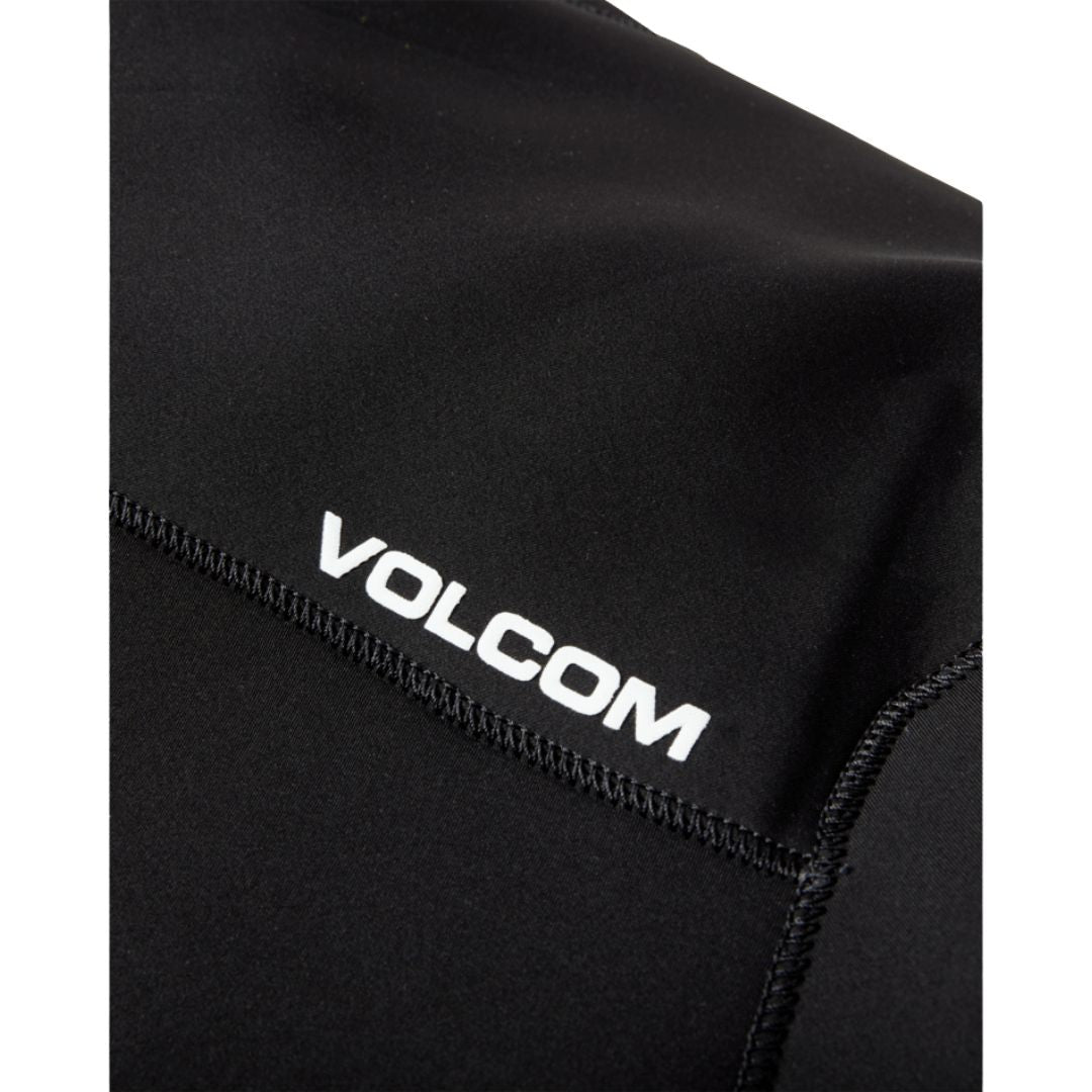Detalle logo Volcom en espalda traje neopreno 2/2mm L/S Fullsuit negro.