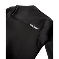 Detalle hombro y logo Volcom en traje neopreno 2/2mm L/S Fullsuit negro.