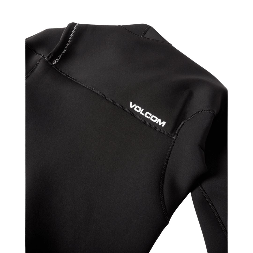 Detalle hombro y logo Volcom en traje neopreno 2/2mm L/S Fullsuit negro.