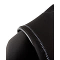 Detalle costura pegada y sellada en hombro traje neopreno Volcom 2/2mm negro.
