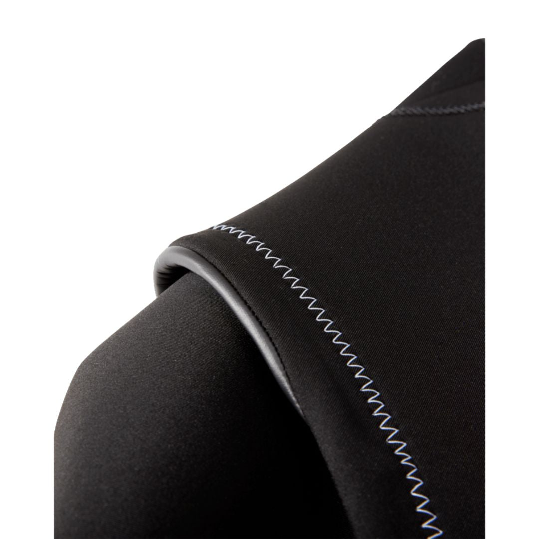 Detalle costura pegada y sellada en hombro traje neopreno Volcom 2/2mm negro.