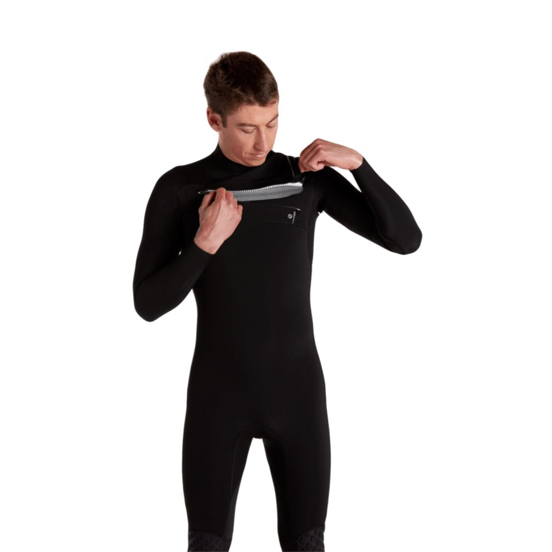 Modelo ajustando cremallera en pecho traje neopreno Volcom 2/2mm L/S Fullsuit negro.