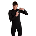 Detalle sistema chest zip traje neopreno Volcom 2/2mm negro con cremallera frontal.