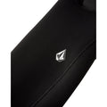 Detalle logo Volcom Stone en traje neopreno 2/2mm negro con costuras pegadas.