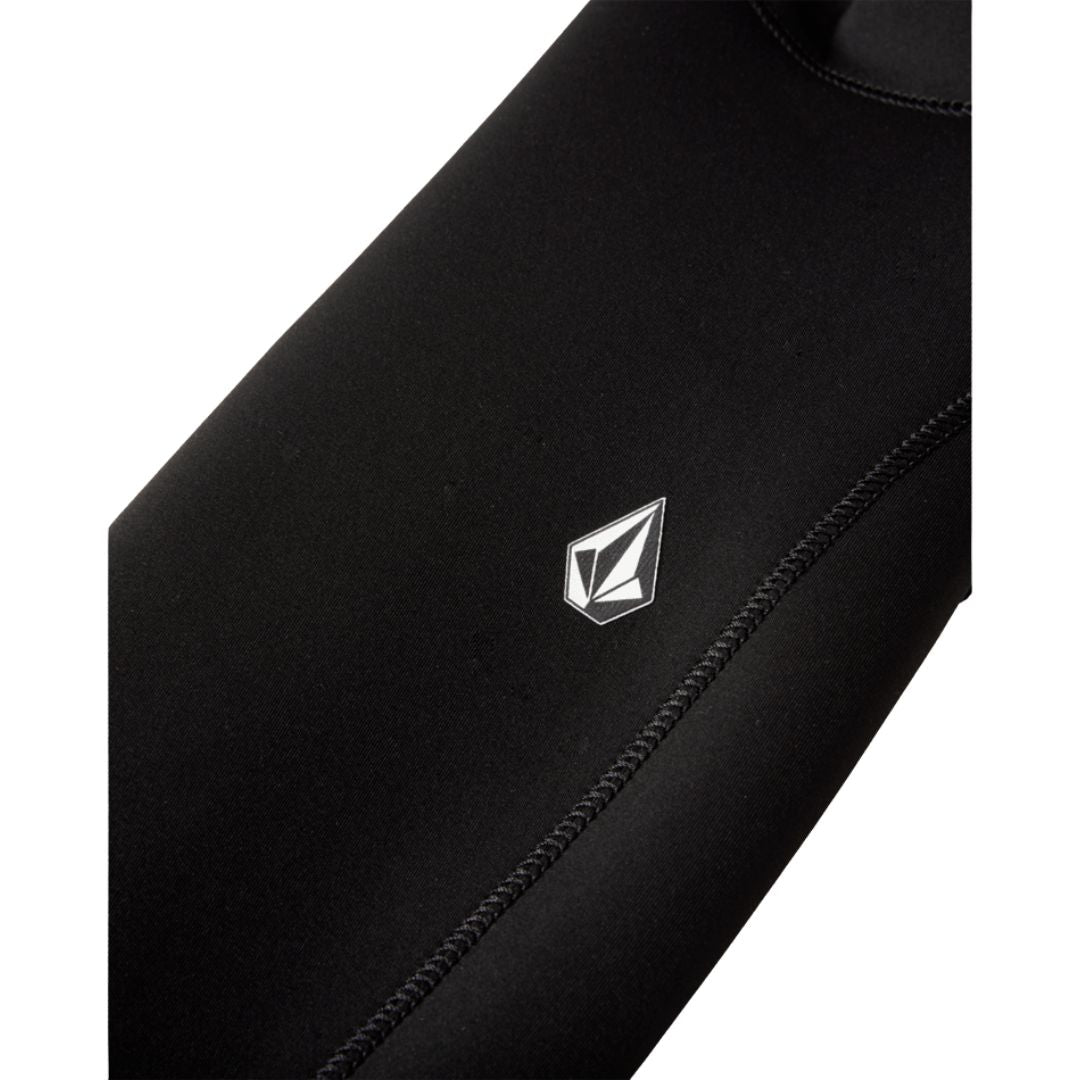 Detalle logo Volcom Stone en traje neopreno 2/2mm negro con costuras pegadas.