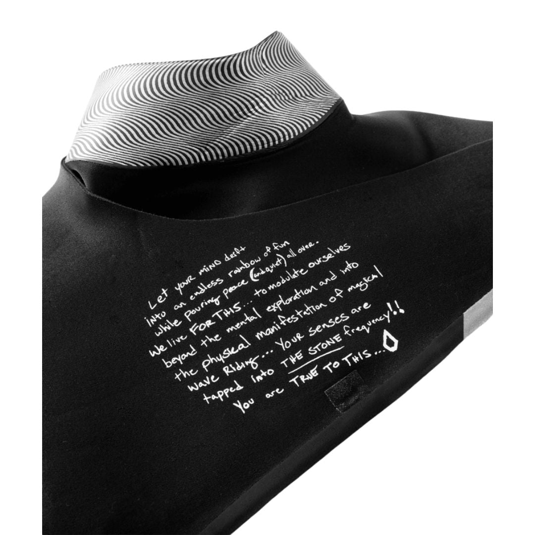 Detalle cuello deslizante traje neopreno Volcom 2/2mm negro con estampado interior OP Art.
