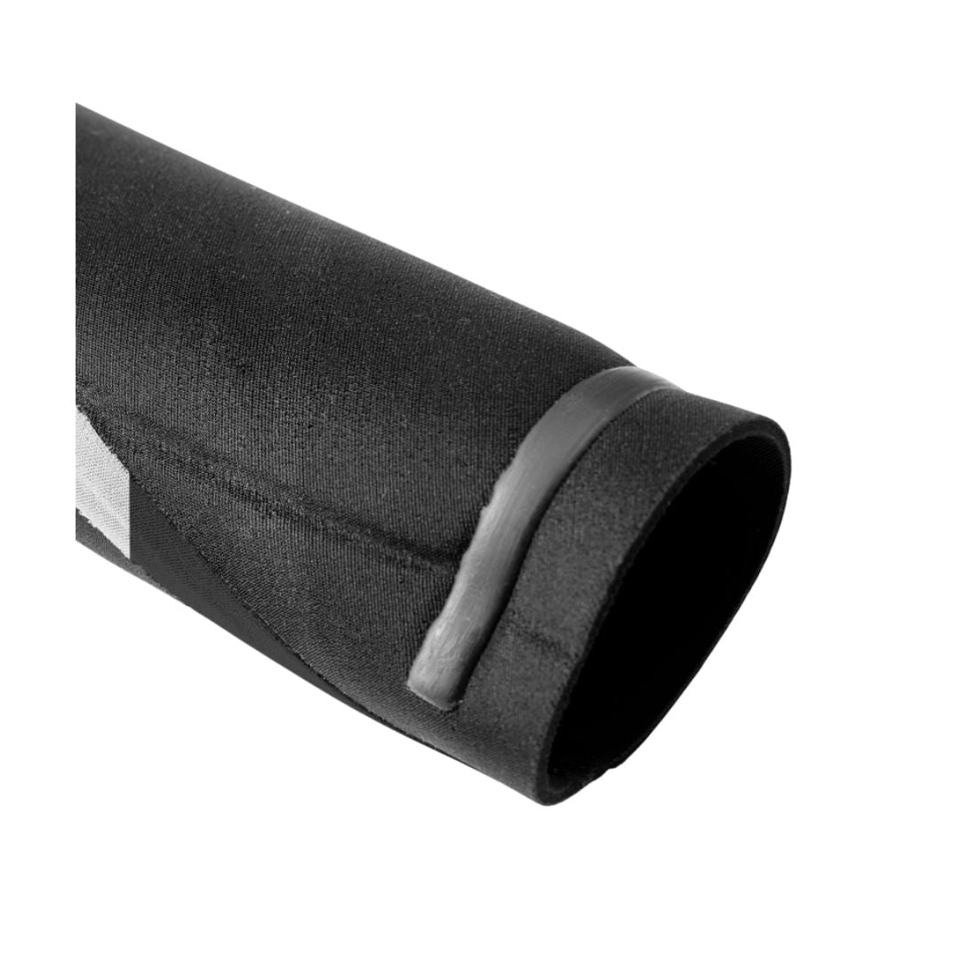 Detalle puño sellado traje neopreno Volcom 2/2mm negro con borde fundido anti rozaduras.