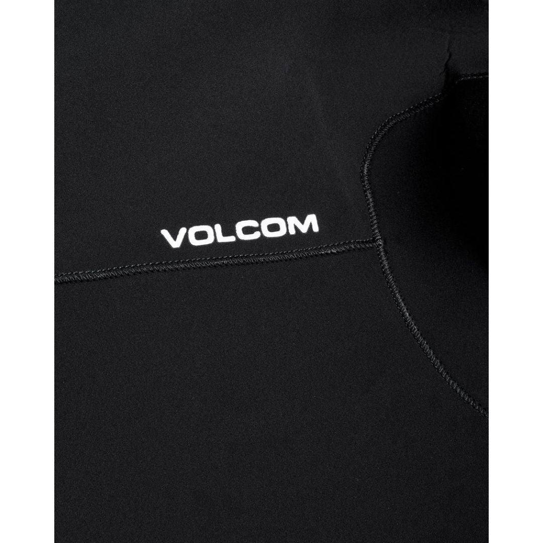 Detalle del logotipo Volcom en la espalda del traje de neopreno Modulator 5/4/3 mm negro.