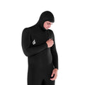Modelo ajustando la cremallera frontal del traje de neopreno Volcom Modulator 5/4/3 mm negro con capucha.
