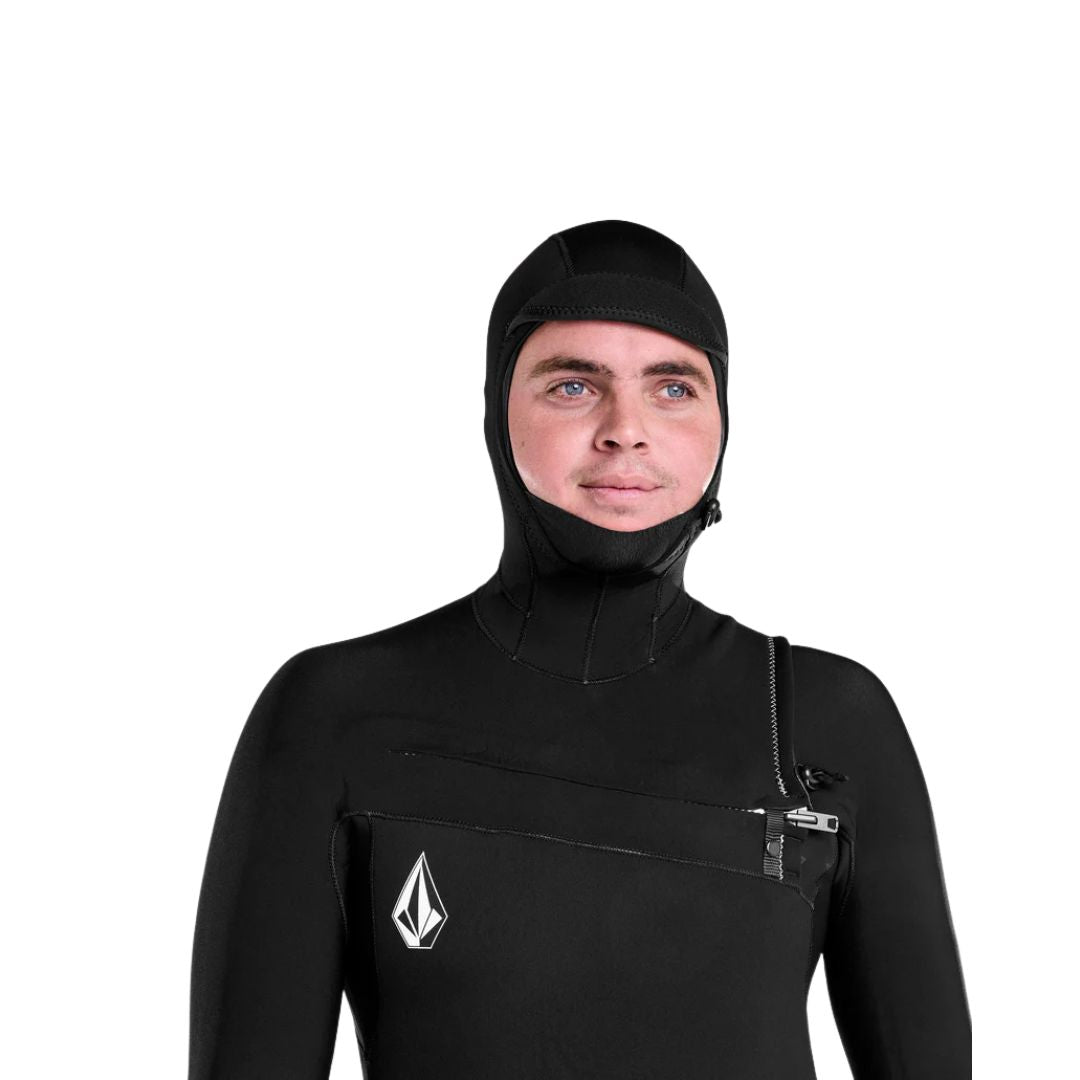 Detalle del rostro con capucha puesta del traje de neopreno Volcom Modulator 5/4/3 mm negro con cremallera en el pecho.