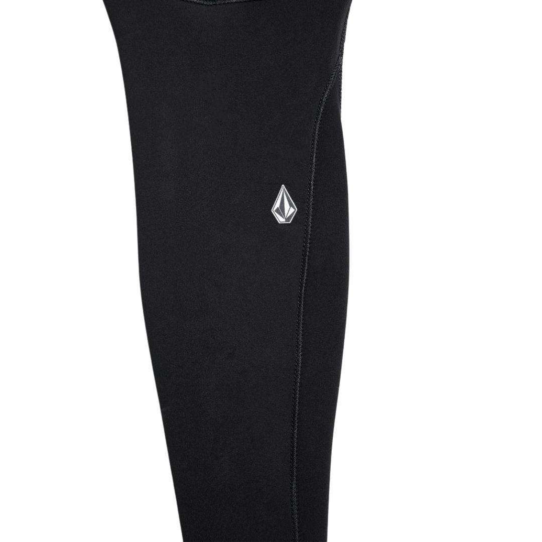 Detalle de la pierna con logotipo Volcom en el traje de neopreno Modulator 5/4/3 mm negro con capucha y cremallera en el pecho.