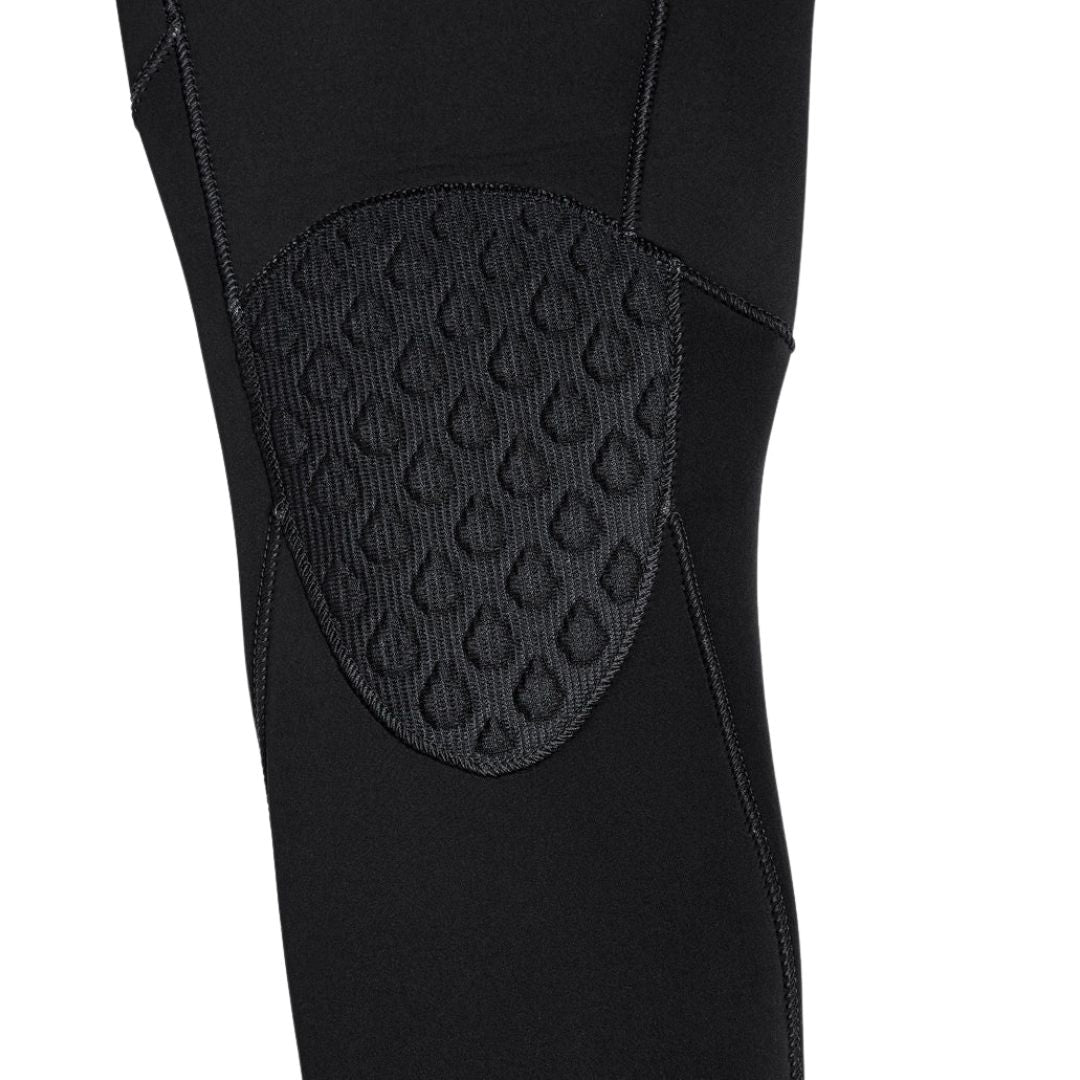 Detalle de rodillera texturizada del traje de neopreno Volcom Modulator 5/4/3 mm negro con capucha.