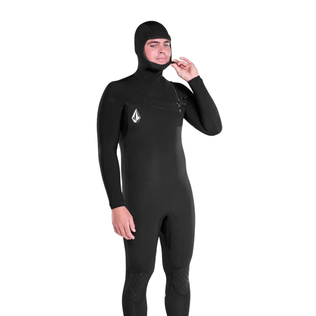 Traje de neopreno Volcom Modulator 5/4/3 mm negro con capucha y cremallera en el pecho, modelo ajustando la capucha.