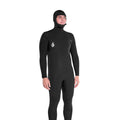 Traje de neopreno Volcom Modulator 5/4/3 mm negro con cremallera en el pecho, vista frontal con modelo con capucha puesta.