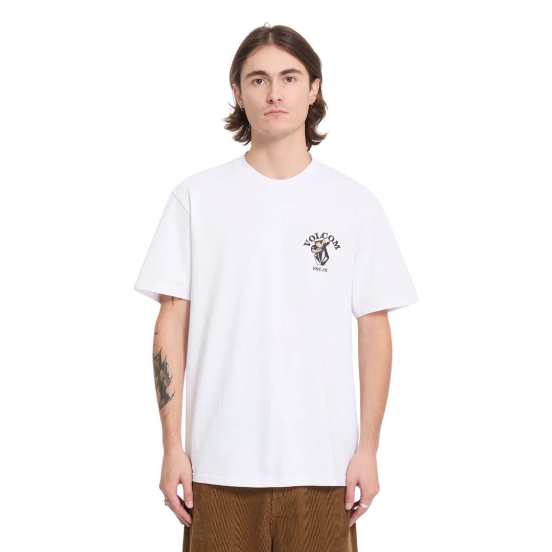 Modelo con la camiseta Volcom Bad Luck SST en color blanco, vista frontal con la mano levantada junto al pecho, mostrando el pequeño escudo Volcom EST. 91 estampado.