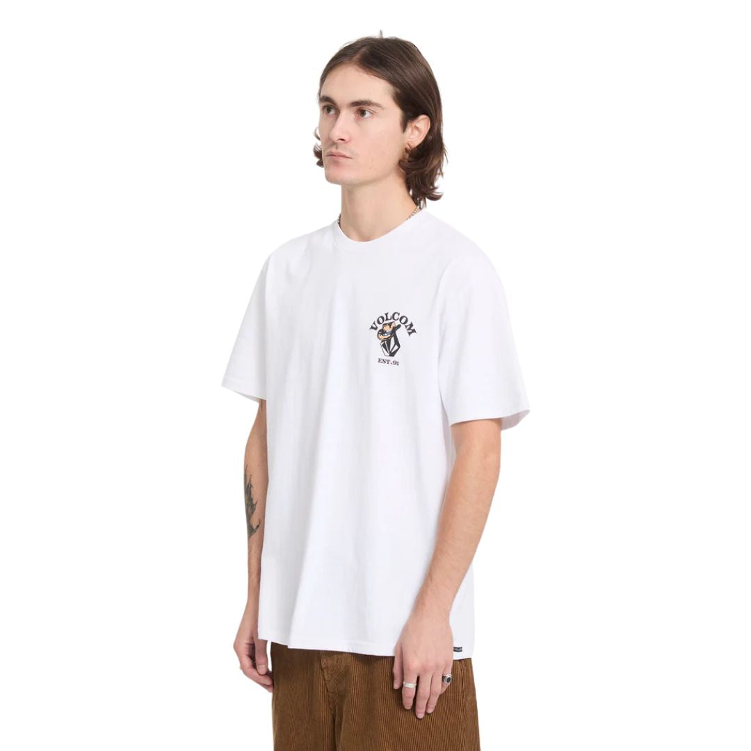 Camiseta Volcom Bad Luck SST en color blanco, vista de espalda en ángulo de tres cuartos mostrando la ilustración Bad Luck Rider estampada a gran formato.