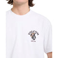 Detalle en primer plano del escudo Volcom EST. 91 estampado en el pecho de la camiseta Bad Luck SST en color blanco, con el cuello redondo a la vista.