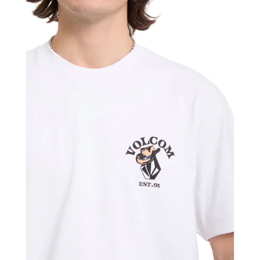 Detalle en primer plano del escudo Volcom EST. 91 estampado en el pecho de la camiseta Bad Luck SST en color blanco, con el cuello redondo a la vista.