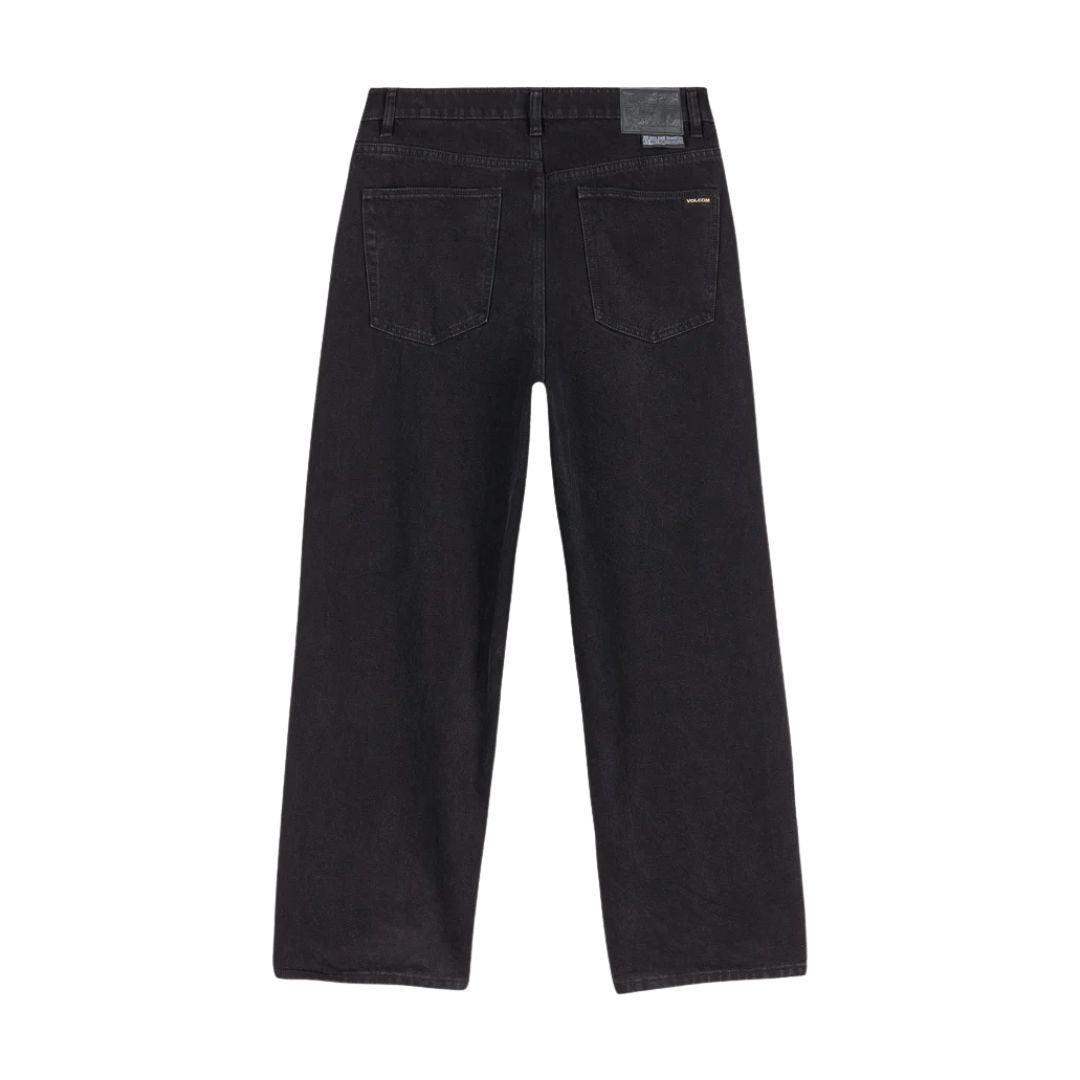 Pantalón vaquero Volcom Billow Denim en negro fotografiado en plano cenital, mostrando el corte completo, los bolsillos traseros y los detalles Volcom característicos.
