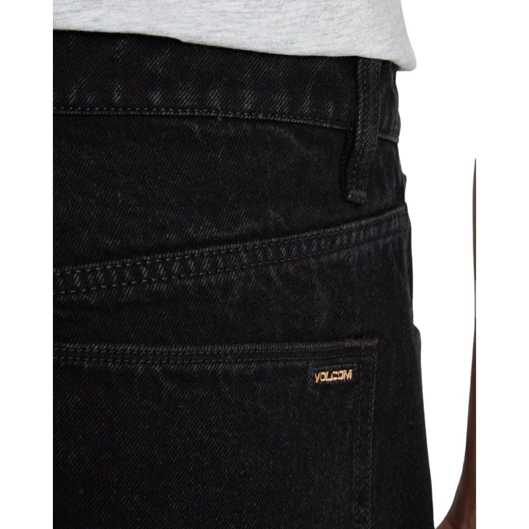 Primer plano del bolsillo trasero derecho del pantalón vaquero Volcom Billow Denim negro, con la etiqueta tejida Volcom cosida en la parte superior del bolsillo.