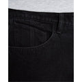 Primer plano del bolsillo delantero del vaquero Volcom Billow Denim en color negro, mostrando de cerca la textura gruesa y rígida del tejido denim 100% algodón.