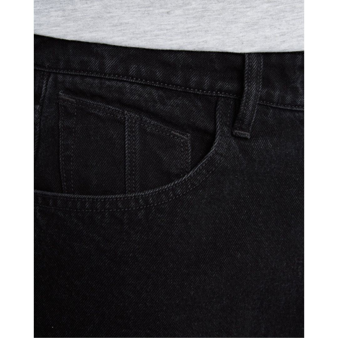 Primer plano del bolsillo delantero del vaquero Volcom Billow Denim en color negro, mostrando de cerca la textura gruesa y rígida del tejido denim 100% algodón.