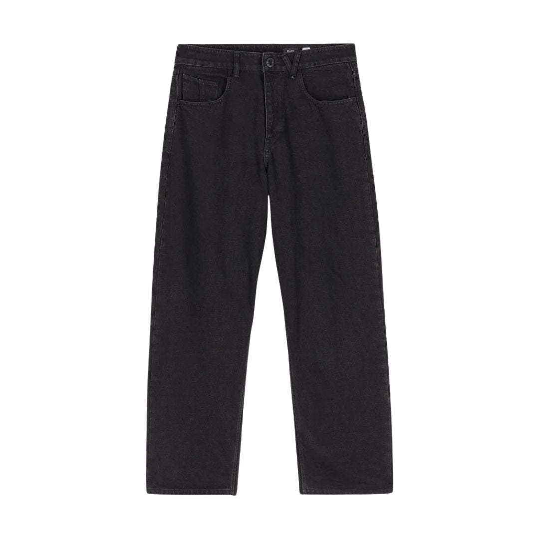 Pantalón vaquero Volcom Billow Denim en negro fotografiado en plano cenital, mostrando el corte completo, los bolsillos delanteros y el cierre frontal con botón.