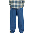 Vista trasera de pantalón vaquero Volcom Billow Denim color bold blue, corte loose fit y bolsillos traseros.