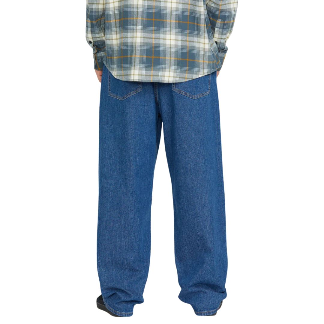 Vista trasera de pantalón vaquero Volcom Billow Denim color bold blue, corte loose fit y bolsillos traseros.