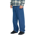 Pantalón vaquero Volcom Billow Denim bold blue para hombre, corte amplio, combinación con camisa de cuadros y zapatillas negras.