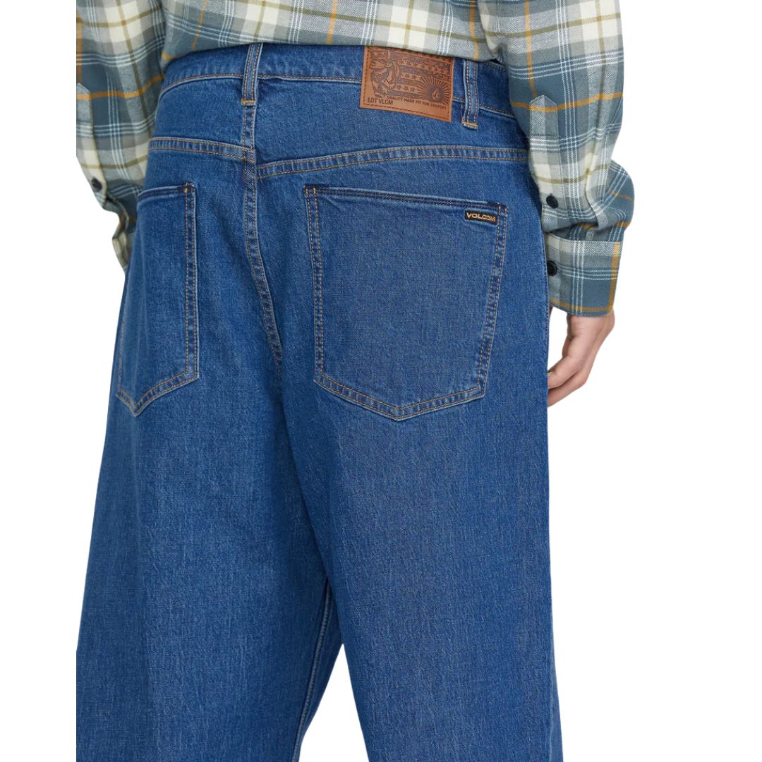 Detalle de bolsillo trasero y etiqueta de cuero del Volcom Billow Denim bold blue.