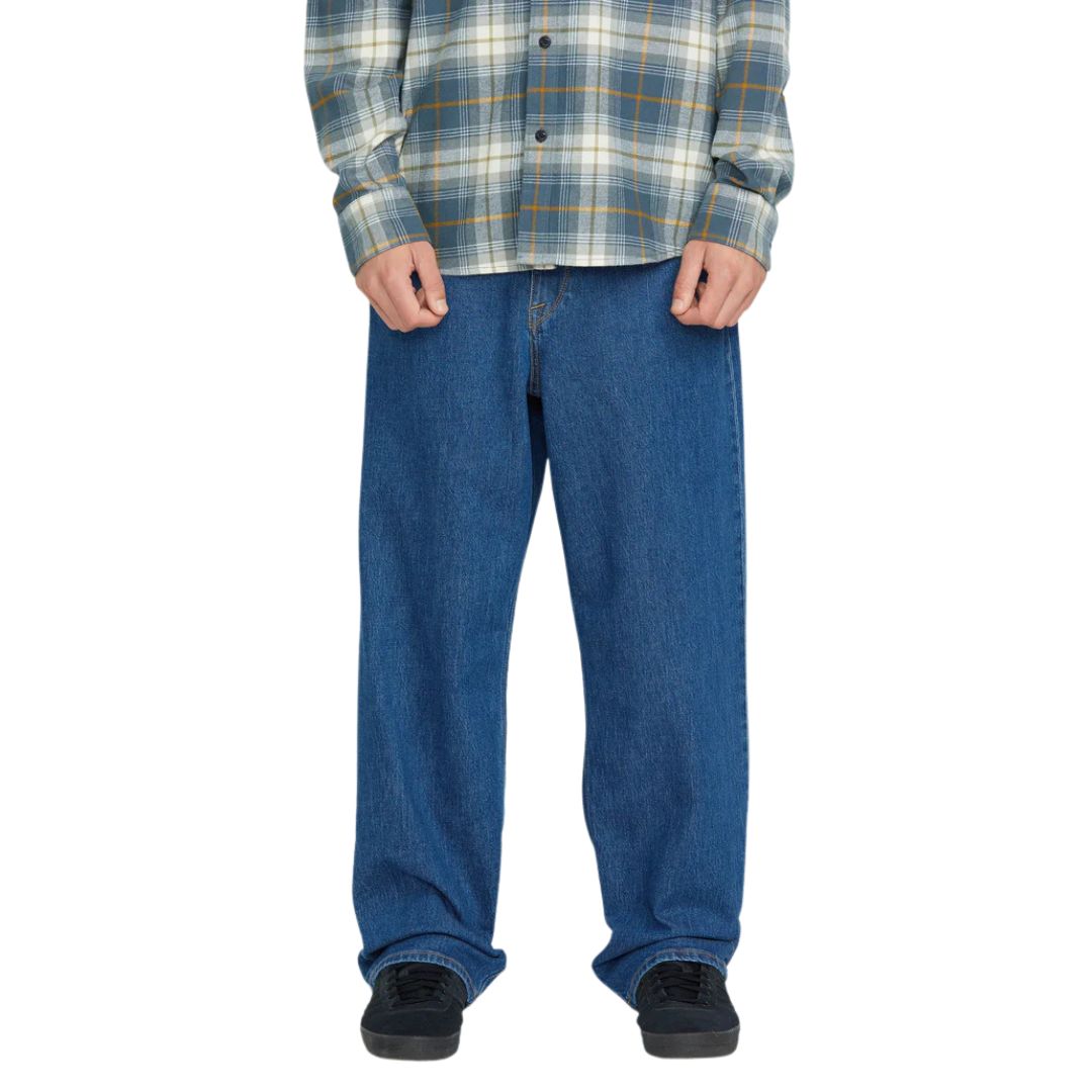 Vista frontal de Volcom Billow Denim bold blue, corte ancho y estilo urbano relajado.