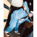 Pantalón vaquero ancho Volcom Billow Denim en azul Cali Blue en una escena lifestyle nocturna, combinado con una chaqueta vaquera, mostrando la caída amplia del pantalón en movimiento.
