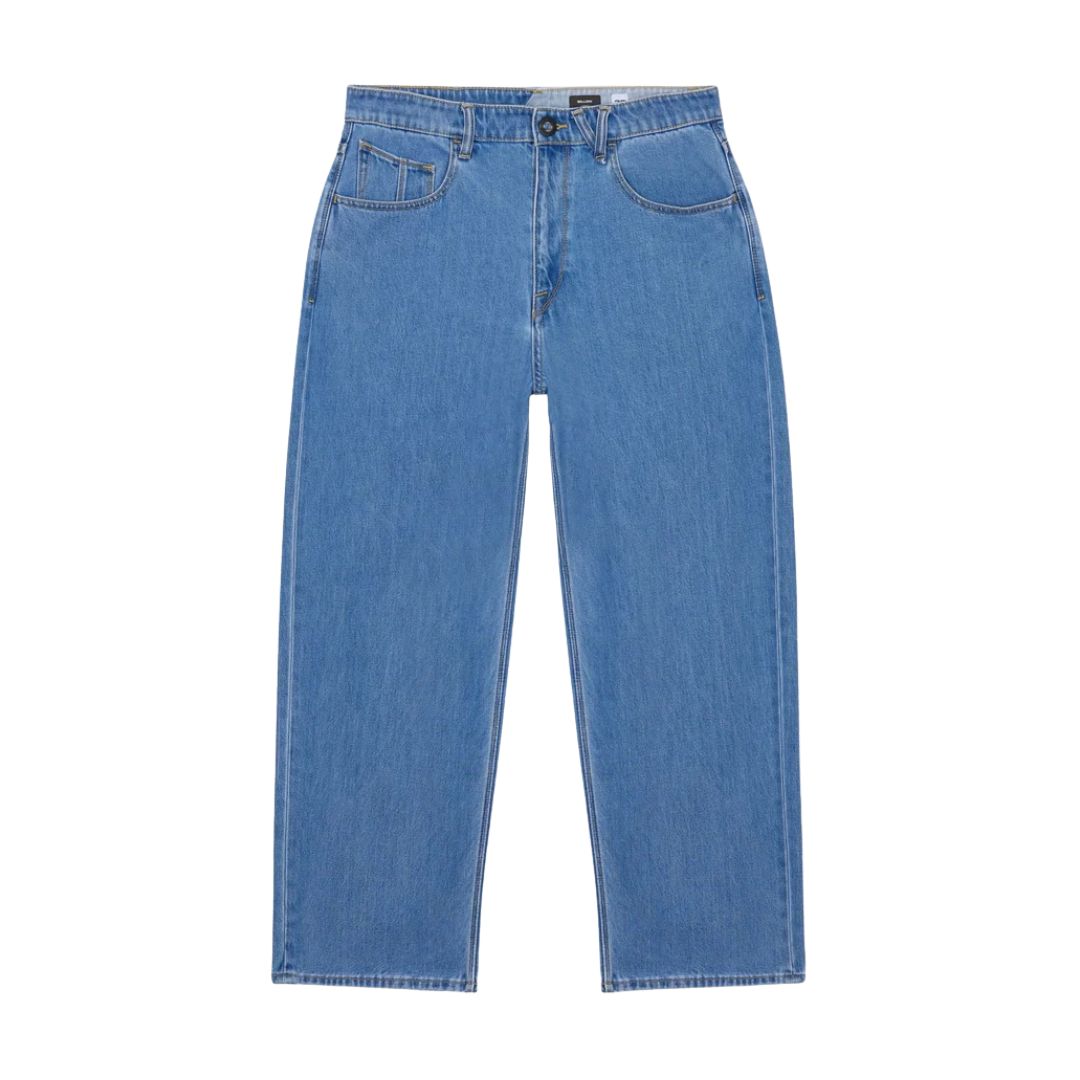 Vaquero ancho Volcom Billow Denim color azul Cali Blue, vista frontal en plano extendido con los bolsillos delanteros, la bragueta con botón y el corte loose característico.