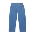 Pantalón vaquero Volcom Billow Denim en azul Cali Blue, vista trasera en plano extendido mostrando los bolsillos traseros y la etiqueta Volcom cosida en la cintura.