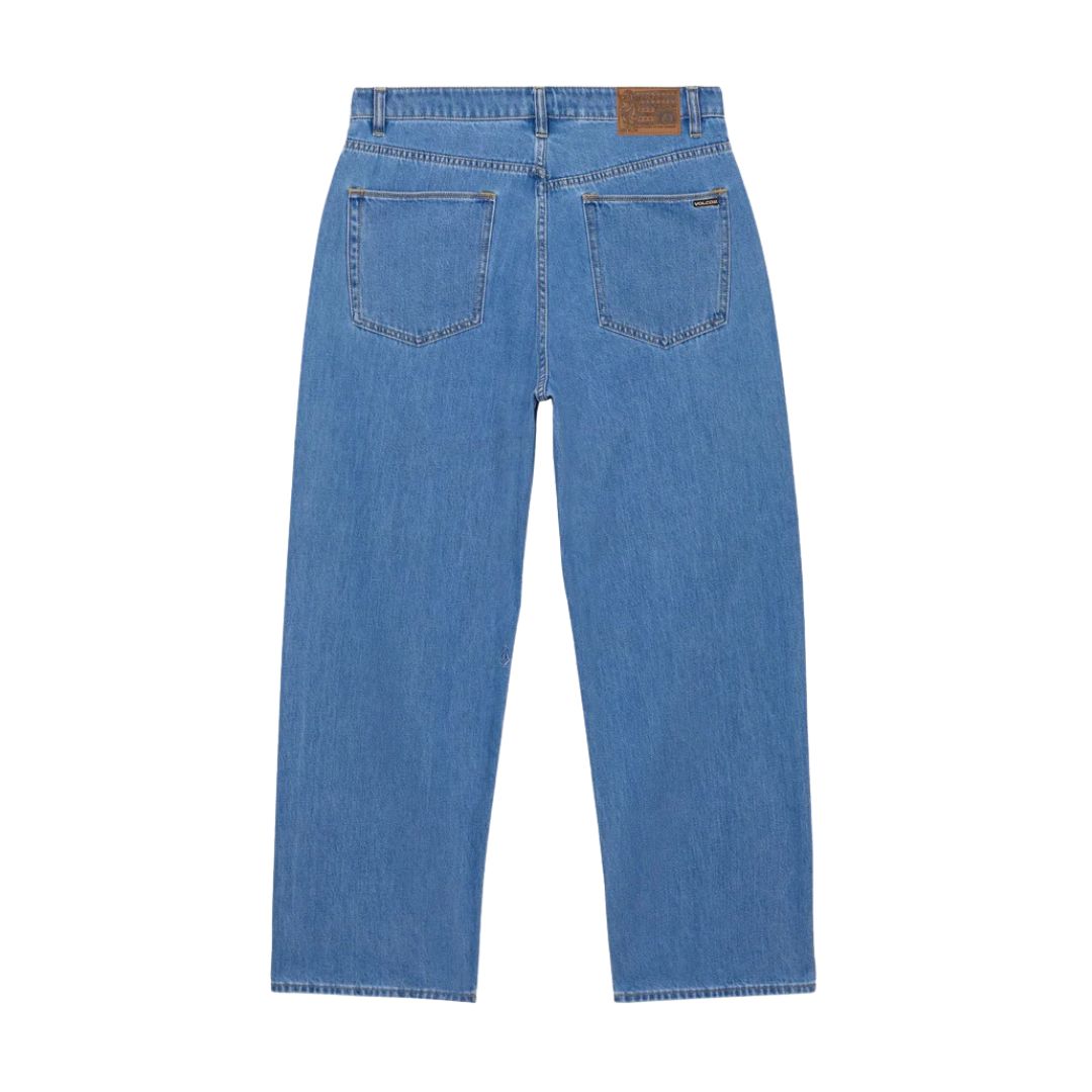 Pantalón vaquero Volcom Billow Denim en azul Cali Blue, vista trasera en plano extendido mostrando los bolsillos traseros y la etiqueta Volcom cosida en la cintura.